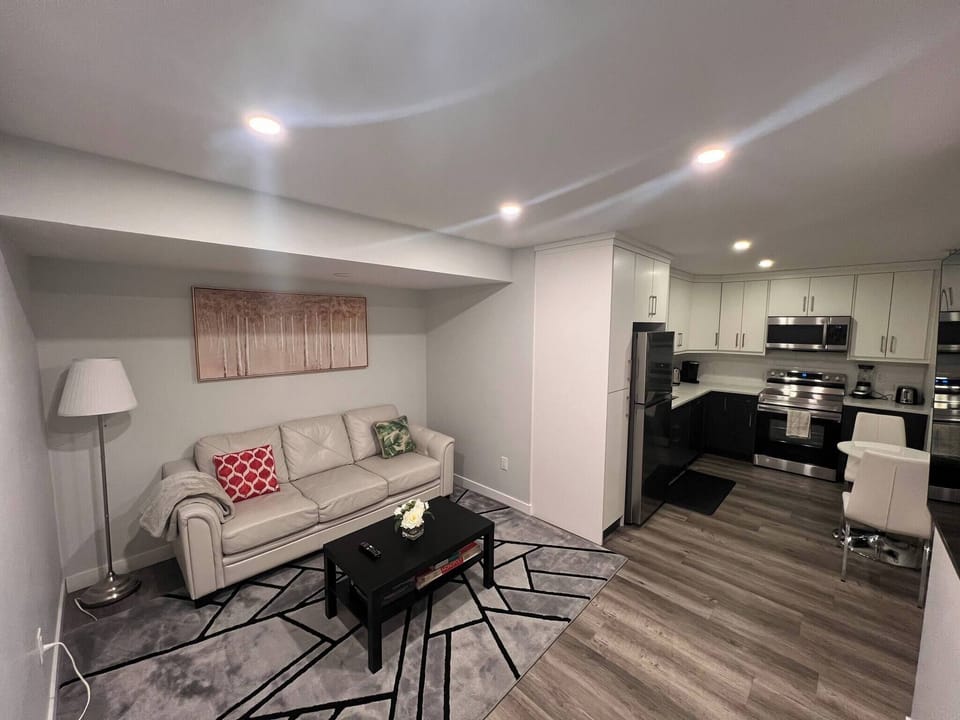 House, 1 Bedroom | Living room | Books