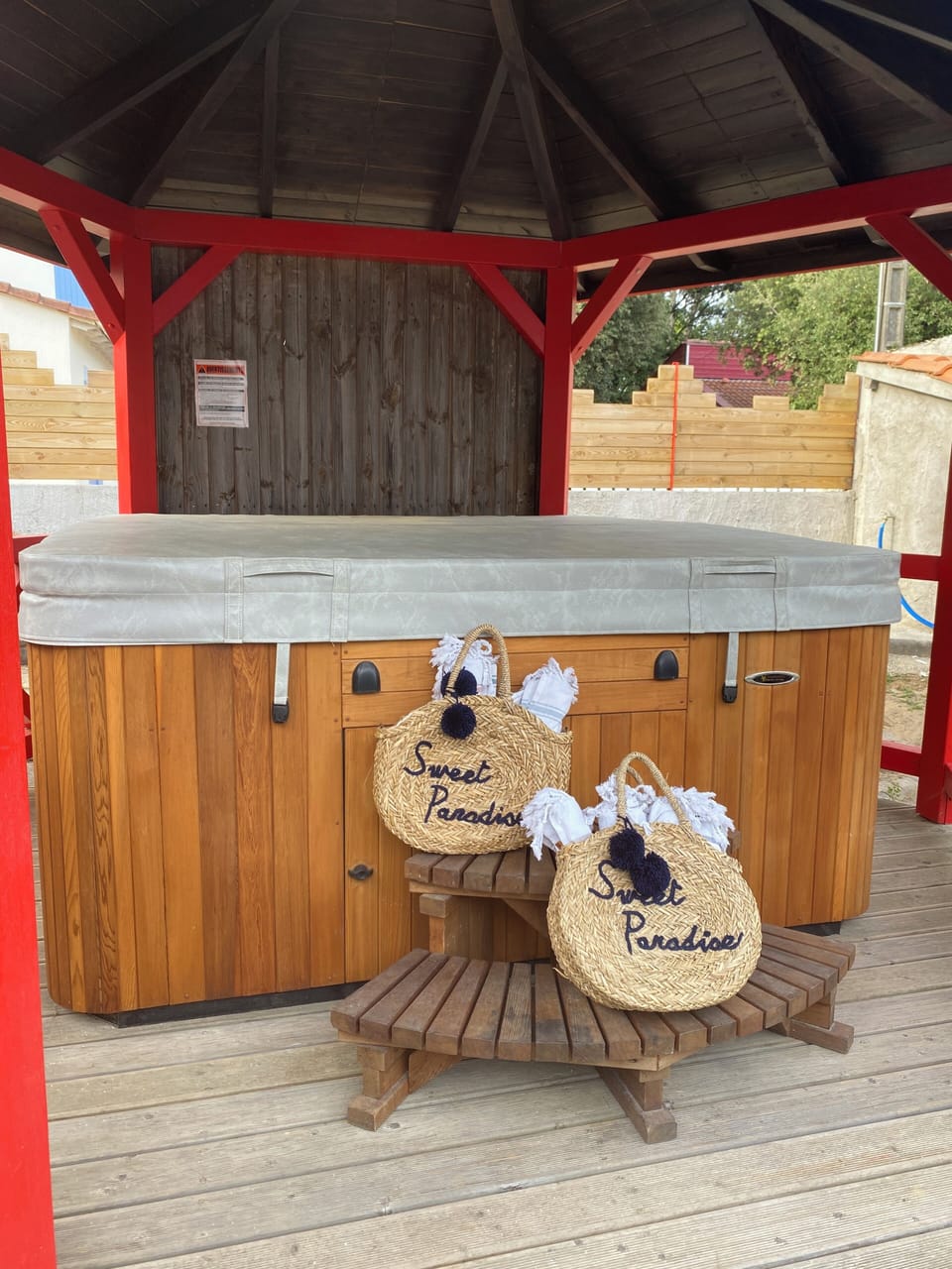 Outdoor spa tub