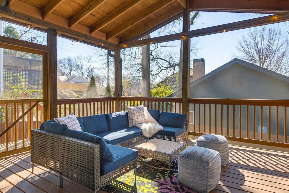 Peaceful Screened-in Porch big enough for your whole group!