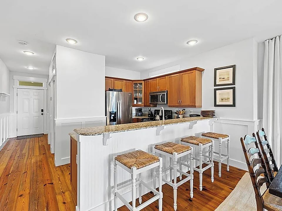 Eat-in bar seating
