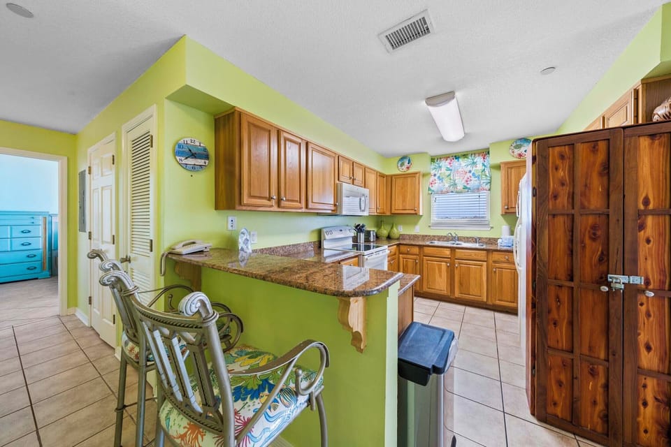 Eat-in kitchen bar seating