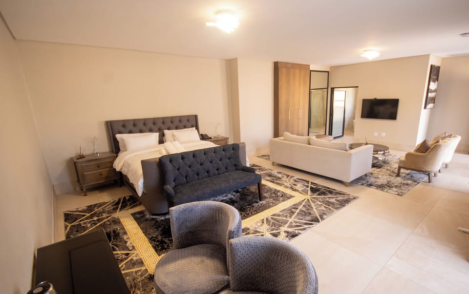 Luxury Suite | Laptop workspace, blackout drapes, iron/ironing board, free WiFi