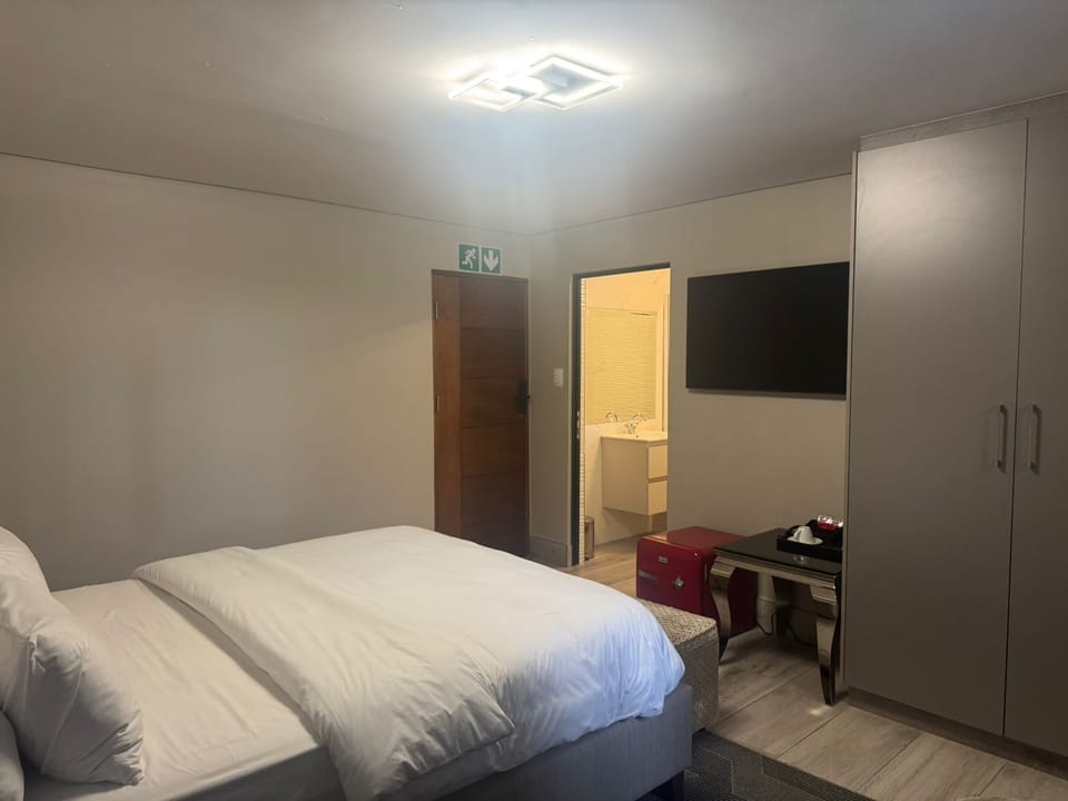 Deluxe Room | Laptop workspace, blackout drapes, iron/ironing board, free WiFi