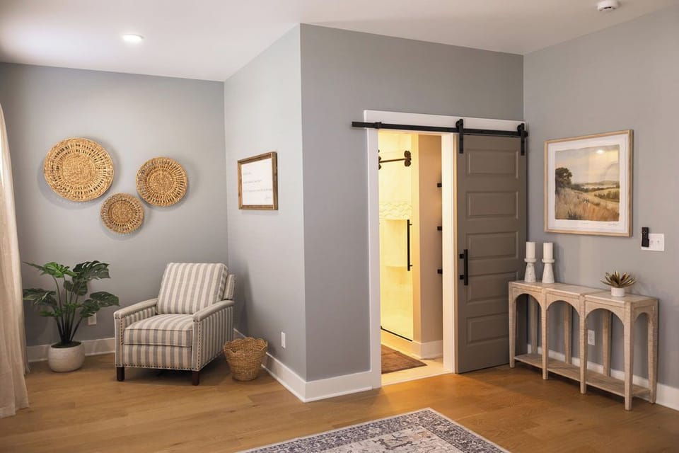 This room has a private attached bathroom, listed as bathroom 1 on the platform.