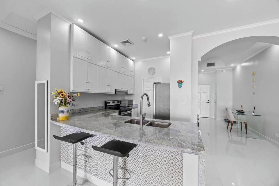 Full Kitchen & Breakfast Counter