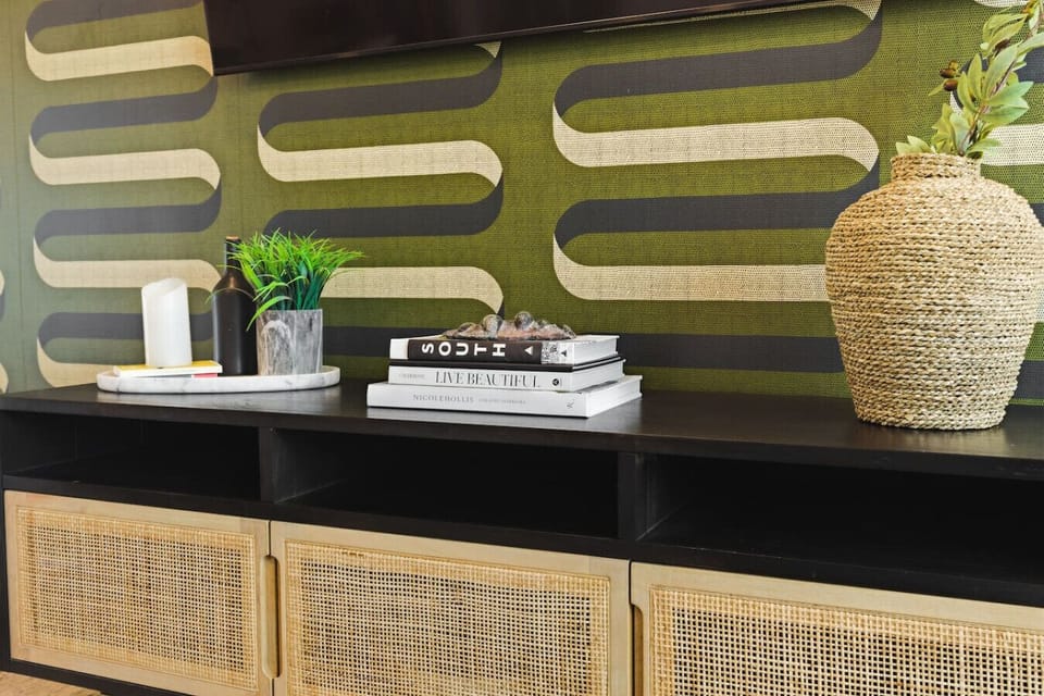 Bright and Spacious living with a Murphy bed. HD TV with all the apps you could want. The living room overlooks the Cumberland River, along with a private patio. The living room opens up into the dining area and kitchen.