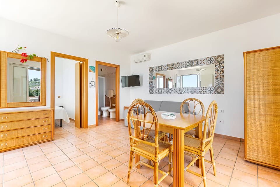 Superior Apartment, Sea View | Dining