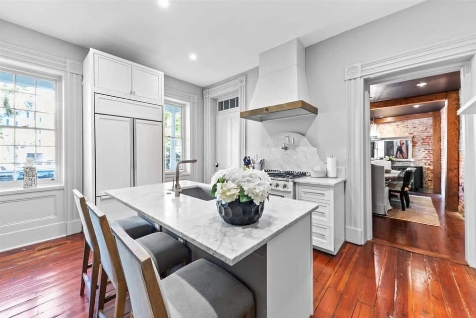 Fully equipped kitchen with everything you need to cook a meal + kitchen island
