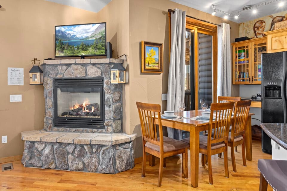 Fireplace & Dining for Six