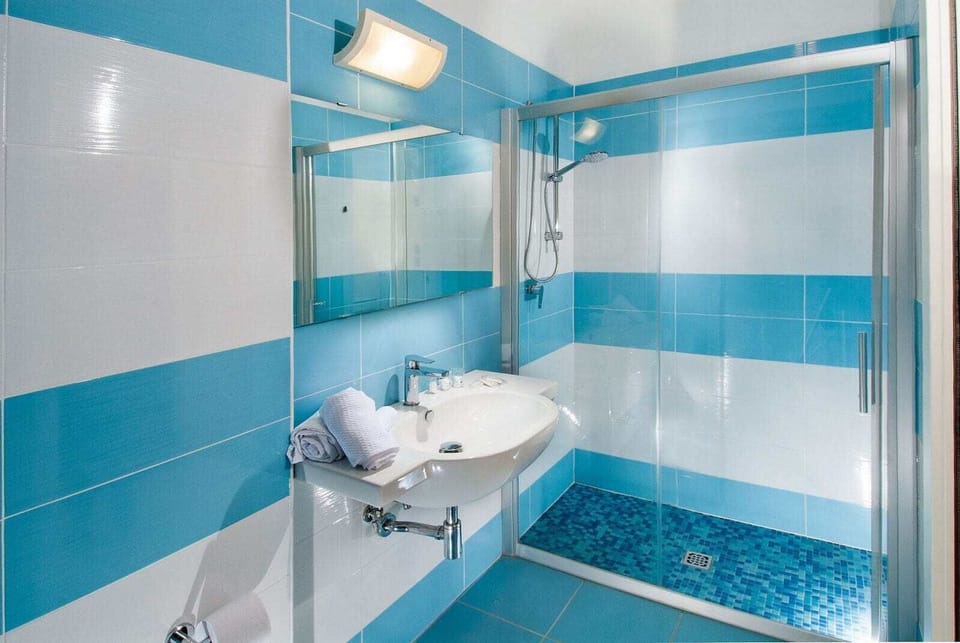 Quadruple Room, Balcony, Sea View | Bathroom
