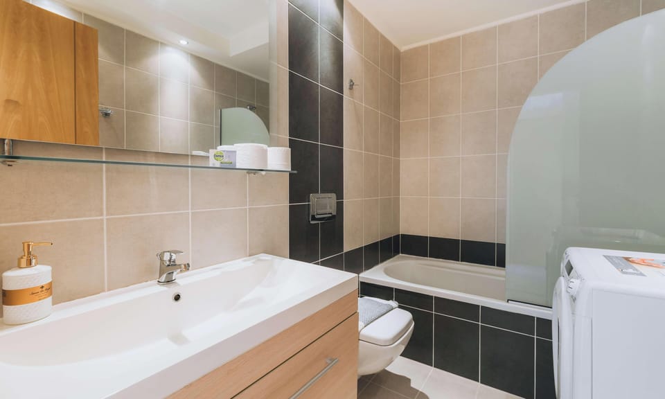 Apartment, 2 Bedrooms, Smoking, Balcony | Bathroom