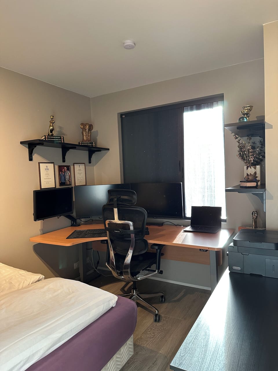 Guestroom/office upstairs. Three monitors, printer, internet speed 1000 mbps.