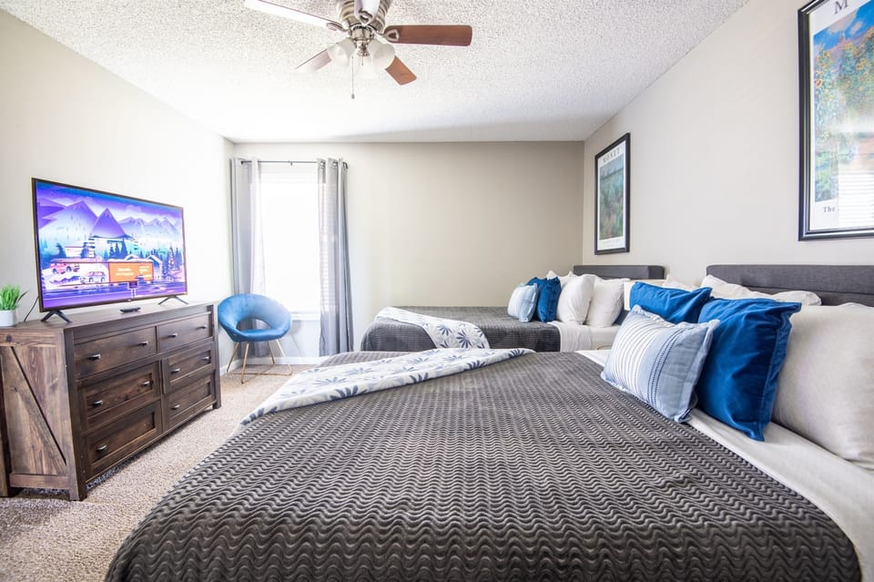 This double queen bedroom in Unit C has plenty of space and comes complete with a Smart TV so you can have that movie marathon you've been waiting for!