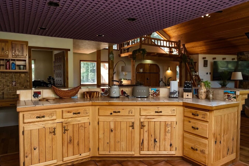 Central kitchen island perfect for conversation, cocktails, and meal prep.
