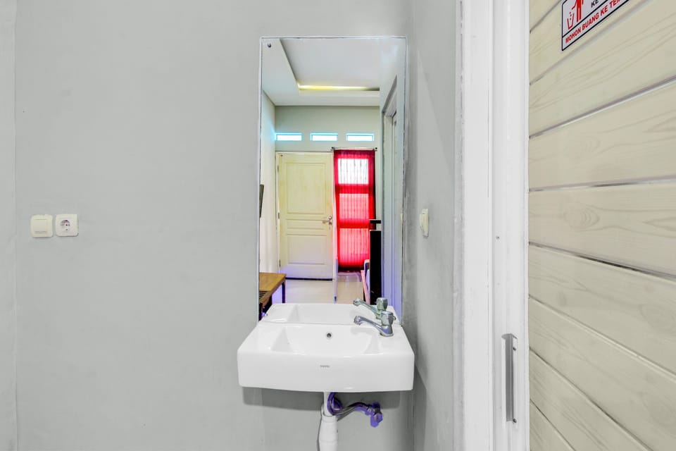 Deluxe Single Room | Bathroom | Shower, towels, soap, shampoo