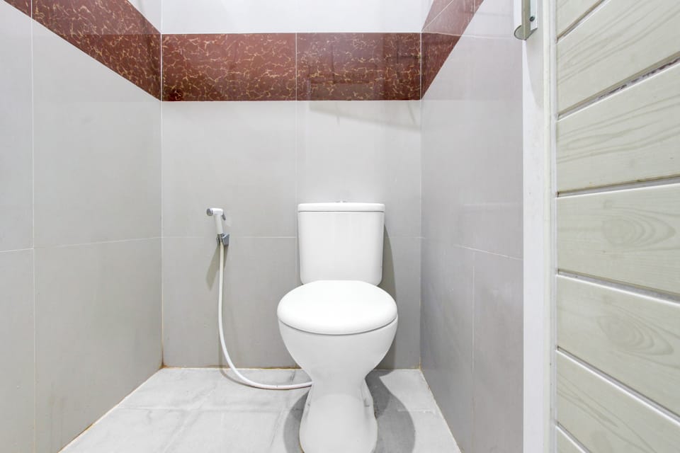 Deluxe Double Room | Bathroom | Shower, towels, soap, shampoo