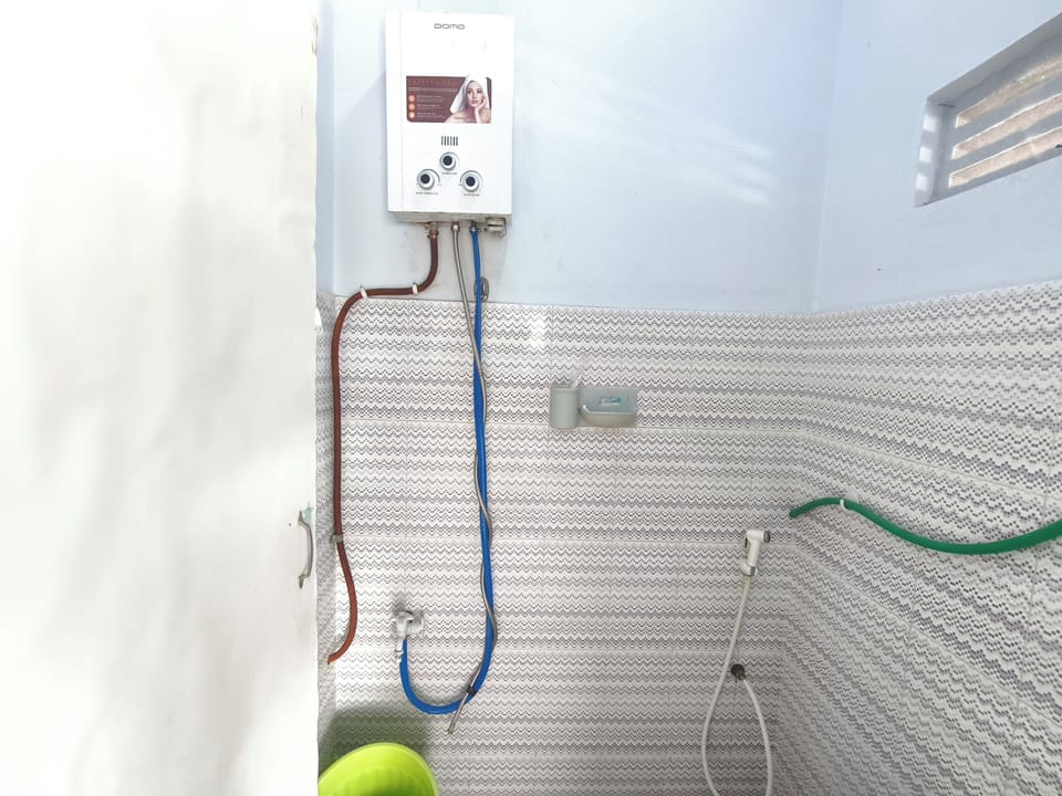 Deluxe Double Room | Bathroom | Shower, towels