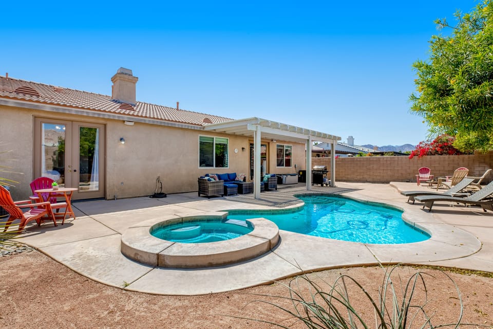 Desert gem with private pool, enclosed yard, game room & fast WiFi -dog-friendly House in La Quinta