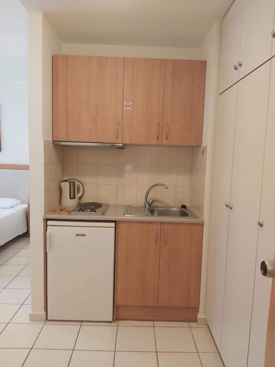 Fridge, stovetop, electric kettle, cookware/dishes/utensils