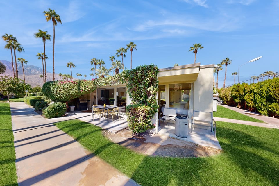 Dog Friendly Mid-Century Villa at The Coco Cabana with Pool, Spa & Tennis Courts Apartment in Palm Springs