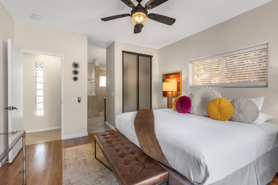 Stylish, dog-friendly home with private pool, pool spa, enclosed yard & grill House in Palm Springs