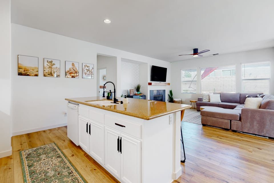 Serene home with pool spa, gas fireplace, AC, pool and golf access - dogs ok House in Indio
