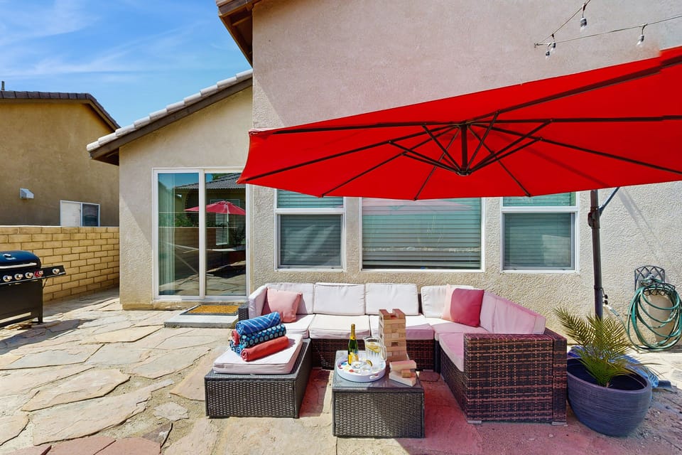 Serene home with pool spa, gas fireplace, AC, pool and golf access - dogs ok House in Indio