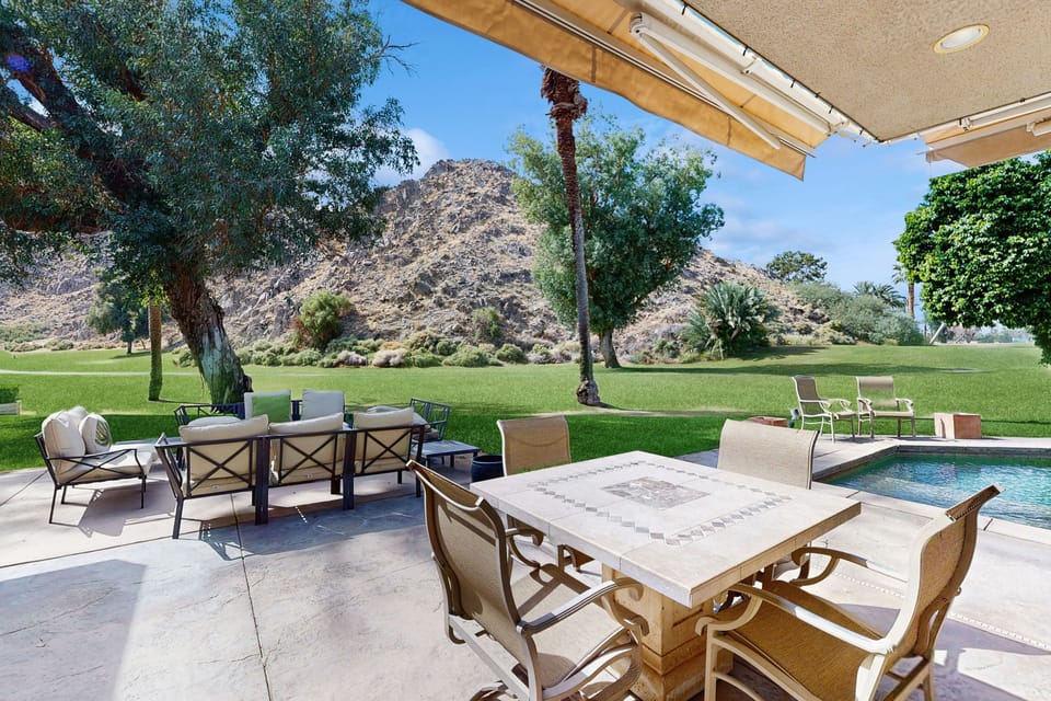Exquisite retreat with pool, spa, fireplace, golf & mountain view, dog-friendly! House in Indian Wells