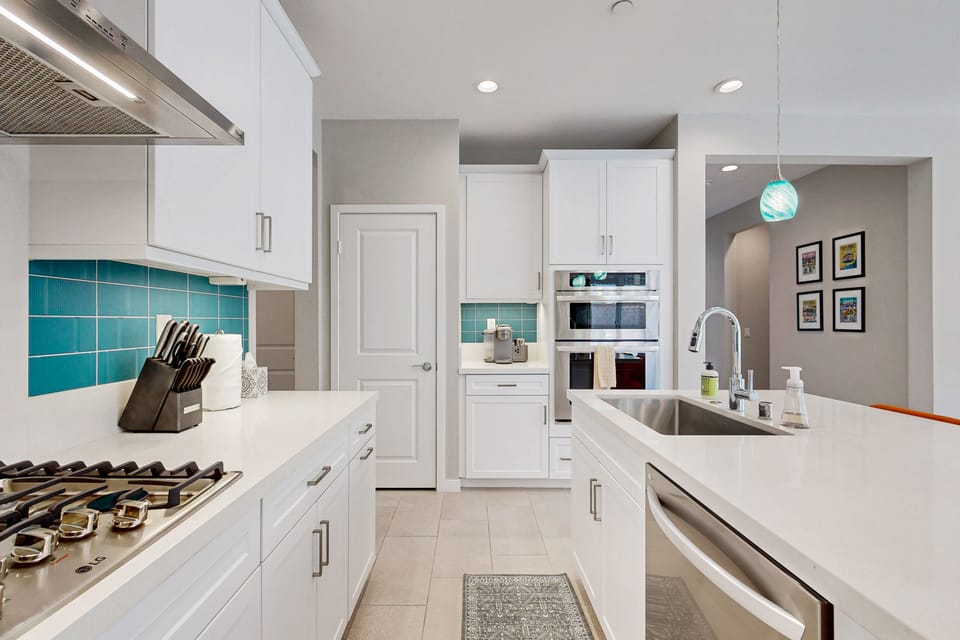 Modern home with gas fireplace, mountain views, large yard House in Cathedral City