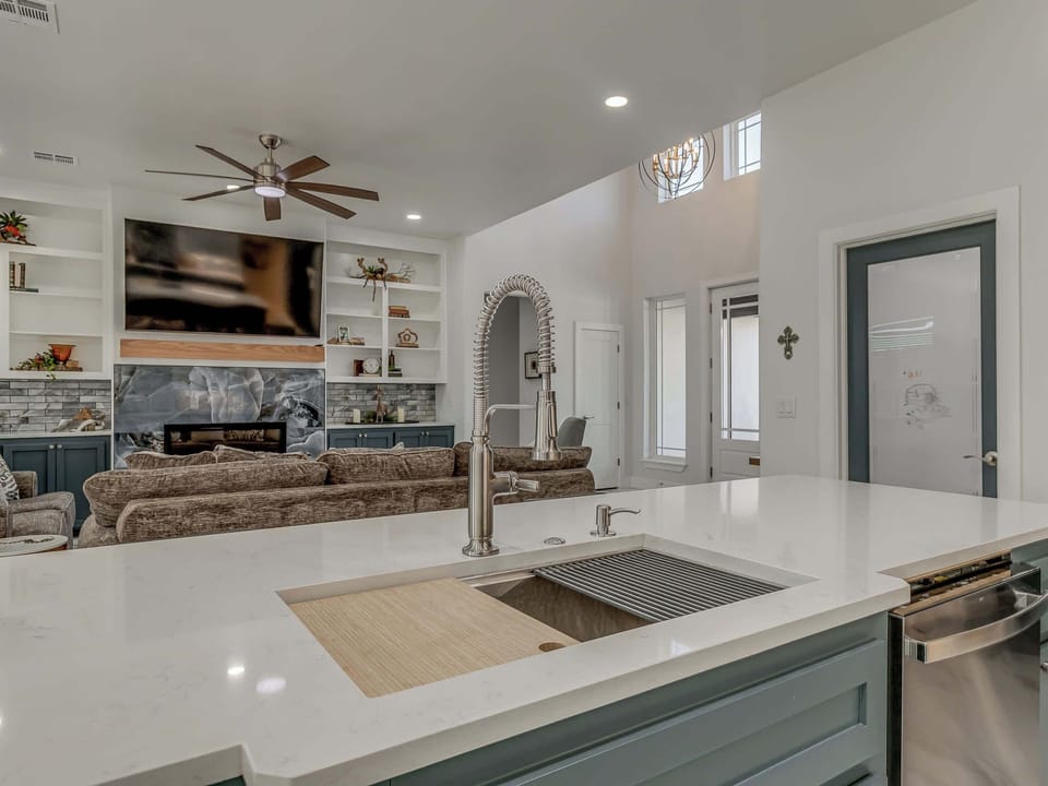 One space. Endless possibilities. From movie nights to casual hangouts, this open floor layout does it all.