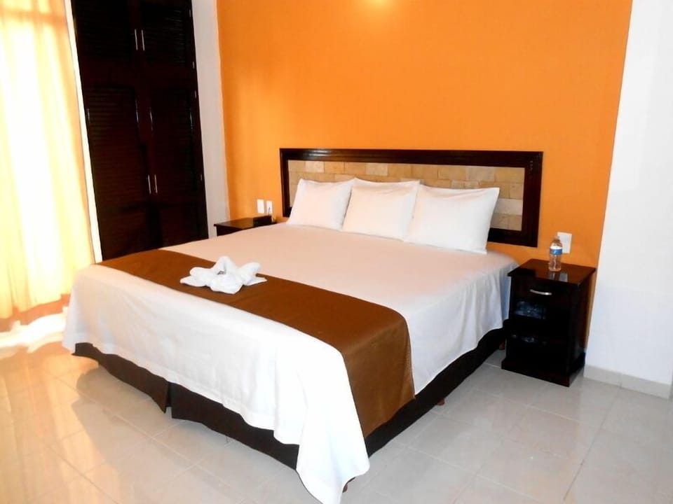 Suite | Iron/ironing board (on request), WiFi (free), bed sheets