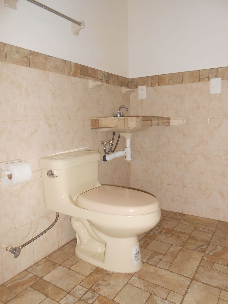Suite | Bathroom | Shower, free toiletries, hair dryer, towels