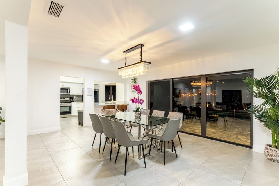 Comfort Room, Patio, Garden View | Dining room