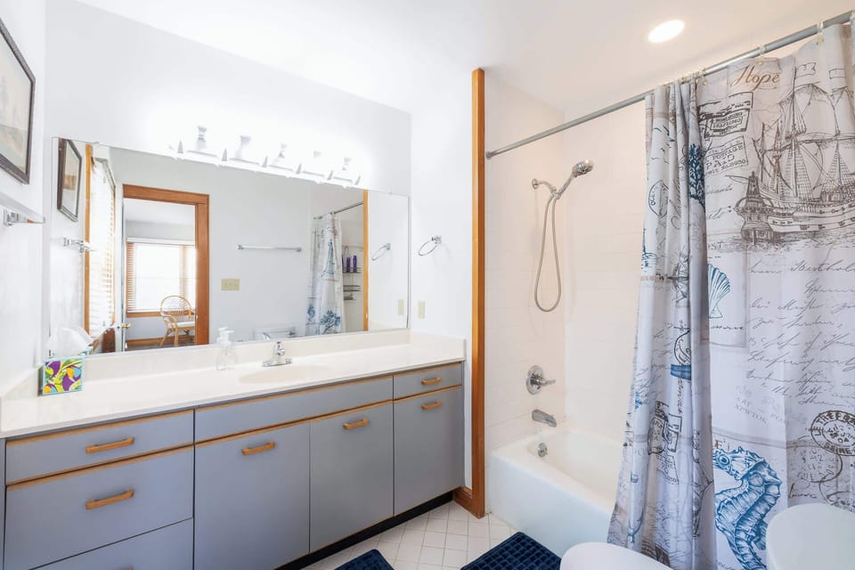 Mid Level: Queen Bedroom Full Bathroom 