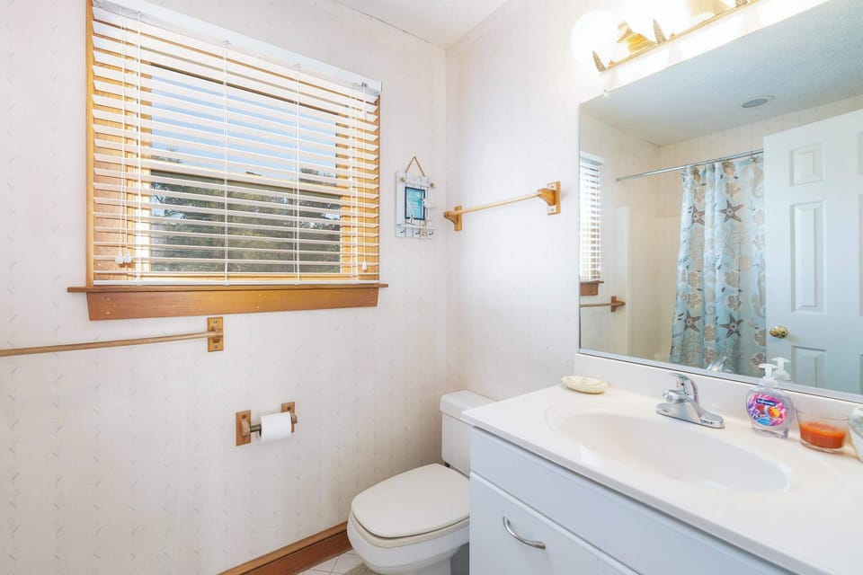 Top Level: Hallway Full Bathroom