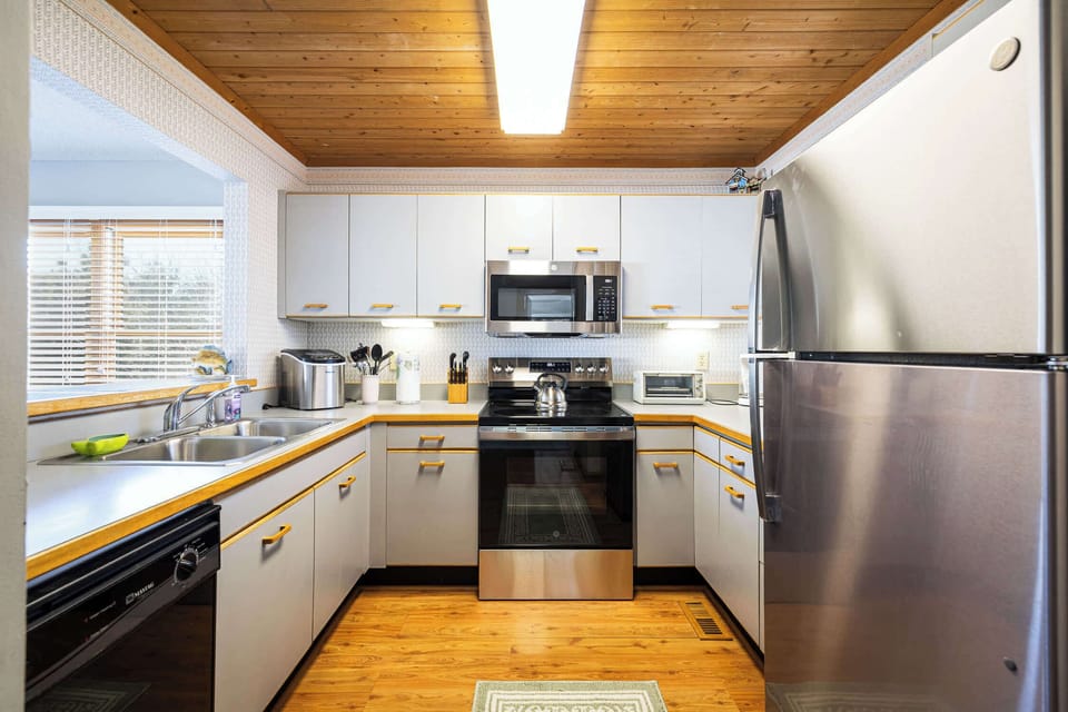 Mid level: Fully Stocked Kitchen