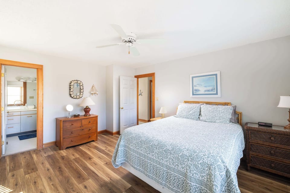 Top Level: Queen Bedroom ensuite Full Bathroom 