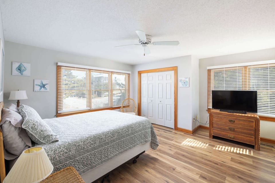 Top Level: Queen Bedroom ensuite Full Bathroom 
