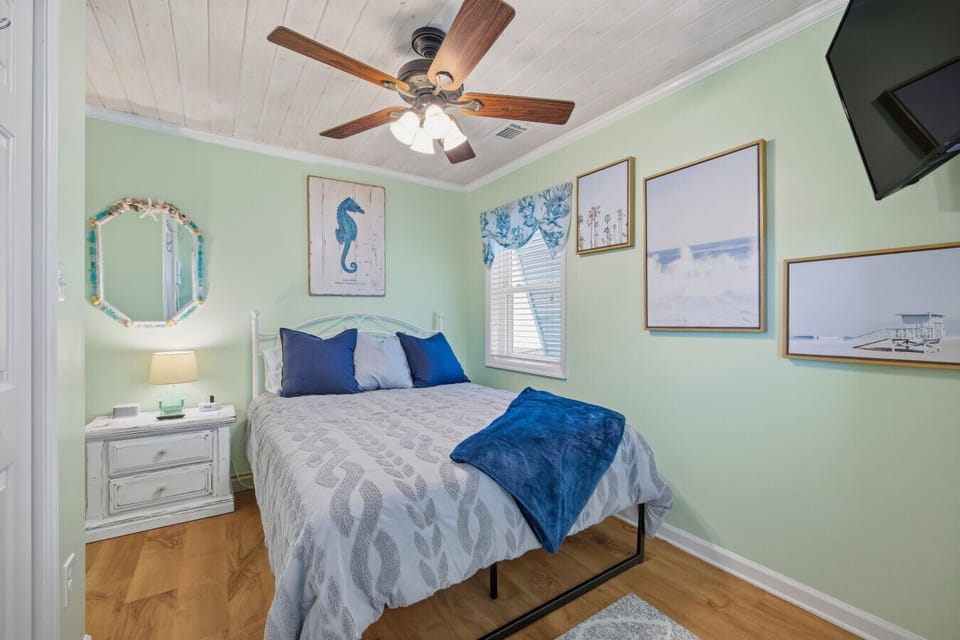 Bedroom 1 | Queen Bed, TV & Ceiling Fan