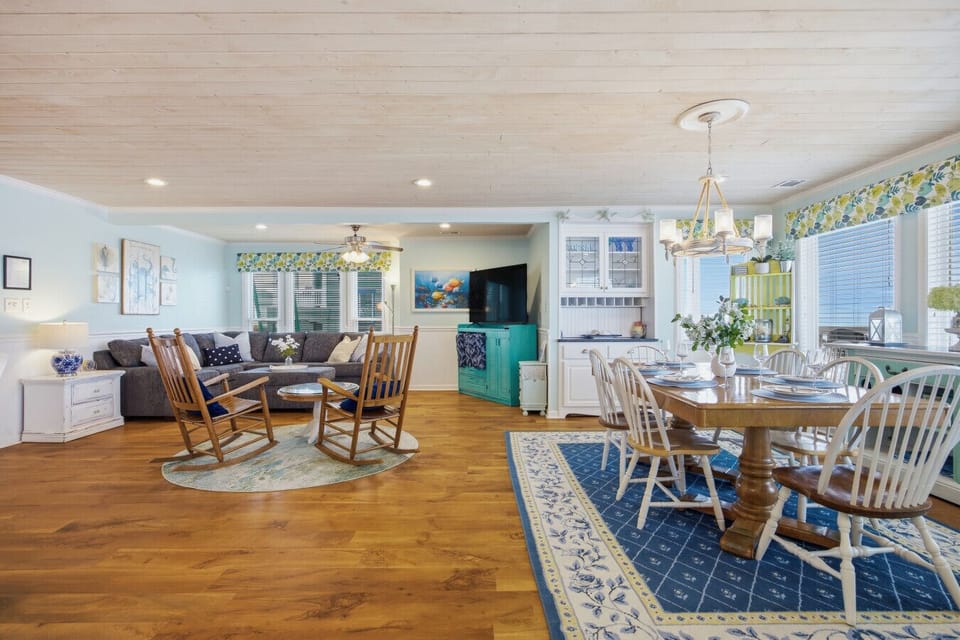 Dining Area | Seating for 13, 8 Dining + 5 Island