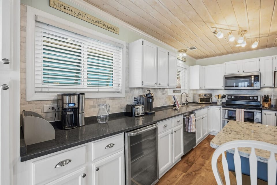 Kitchen | Granite Island & Stainless Appliances