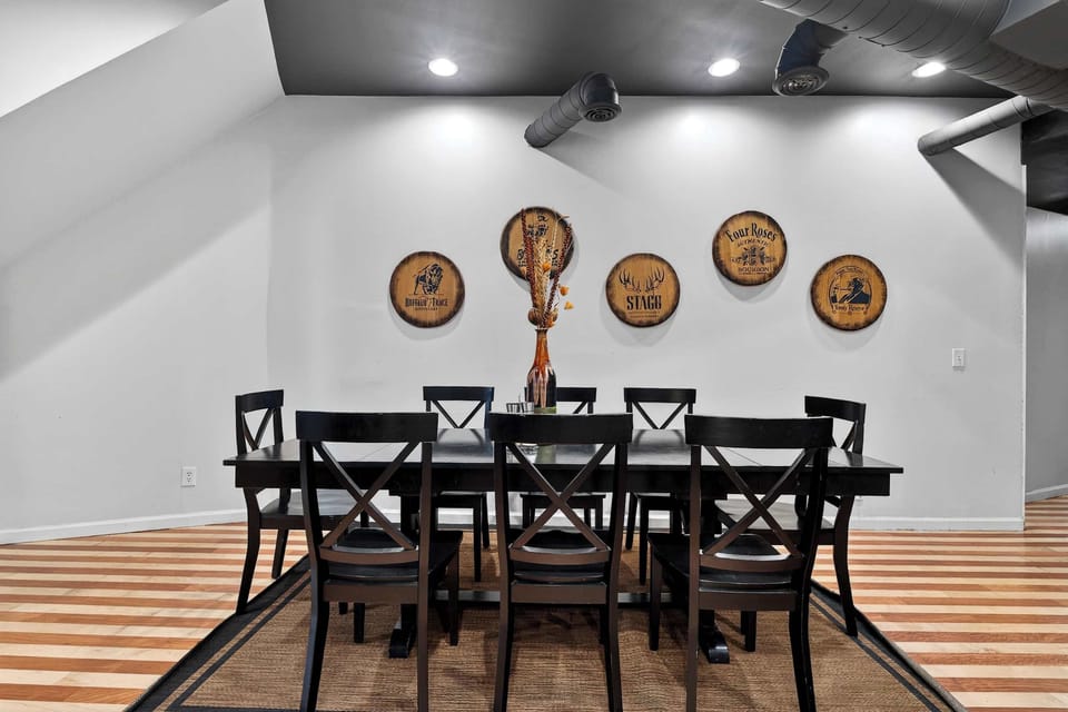 Dining Area: A cozy dining area perfect for enjoying meals in a relaxed setting.