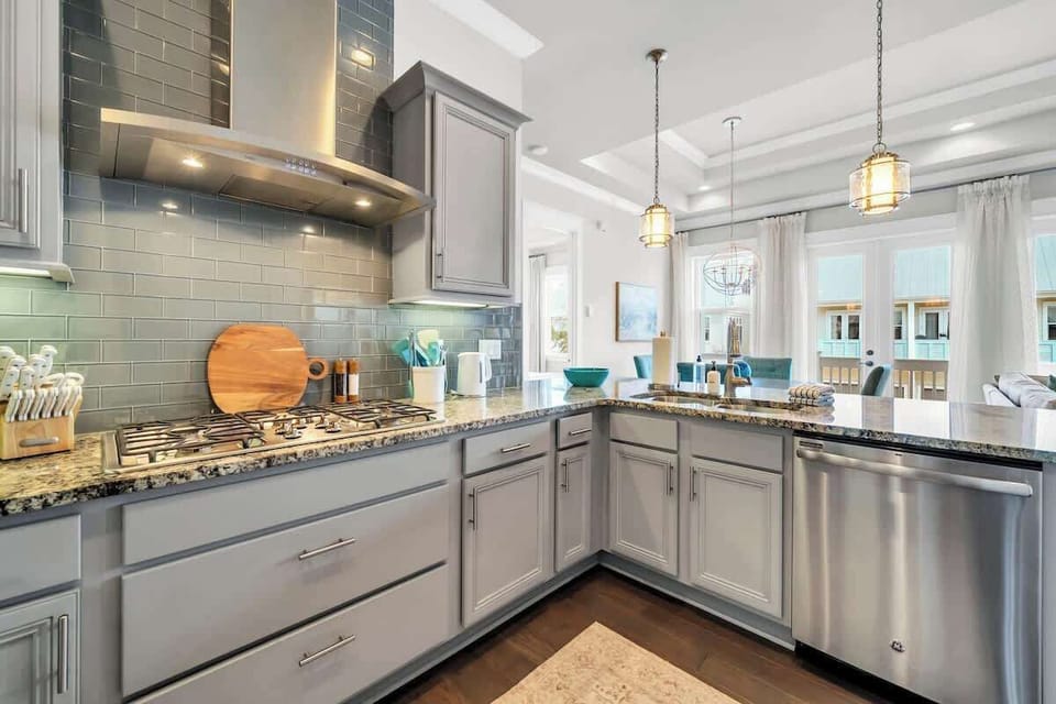 Enjoy the fully stocked kitchen!
