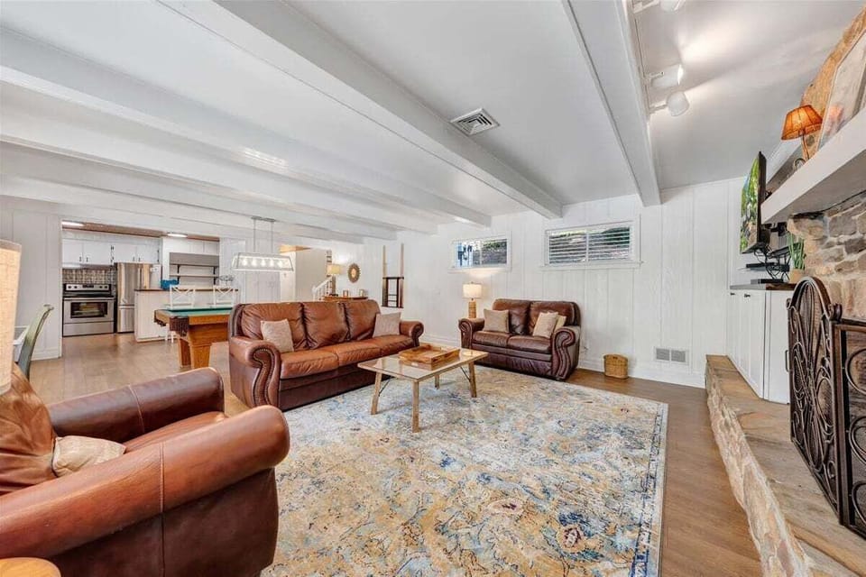 House, Multiple Beds, Hot Tub (LAKE Scenic Point) | Living area