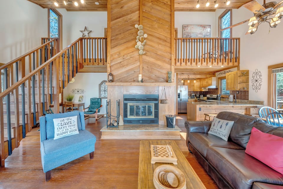 House, Multiple Beds, Hot Tub (LAKEside Lodge) | Living area