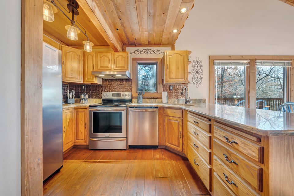 House, Multiple Beds, Hot Tub (LAKEside Lodge) | Private kitchen