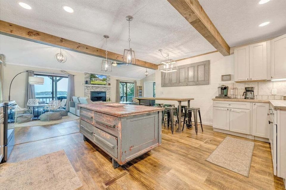 House, Multiple Beds, Hot Tub (LAKE Kelly Kove) | Interior