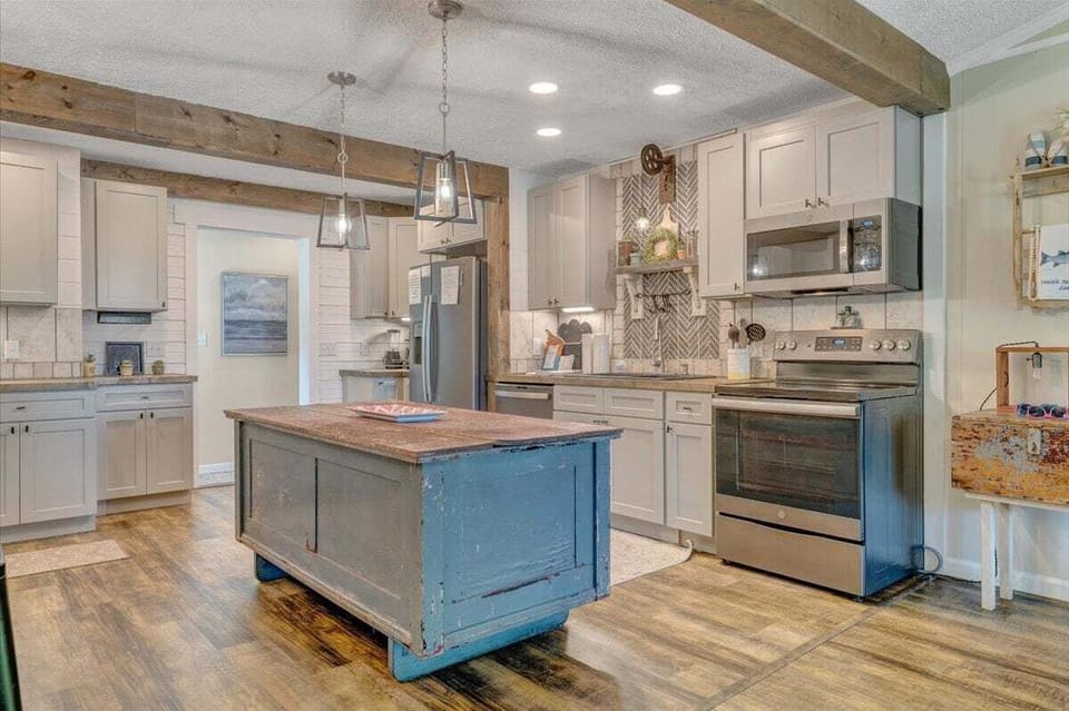 House, Multiple Beds, Hot Tub (LAKE Kelly Kove) | Private kitchen