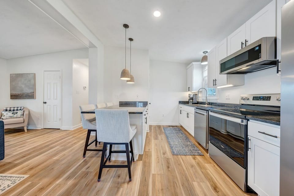House, Multiple Beds, Hot Tub (LAKE Breeze) | Private kitchen