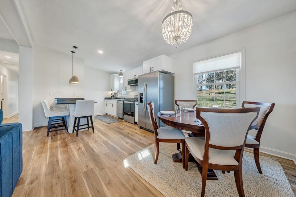 House, Multiple Beds, Hot Tub (LAKE Breeze) | Private kitchen